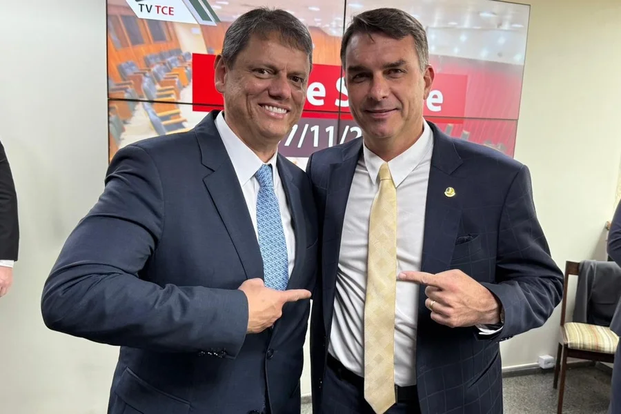 Tarcísio projeta voto útil e atua para quebrar resistências a Flávio