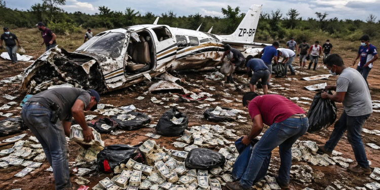 Avião cai no Paraguai com mais de US$ 1,5 milhão em dinheiro vivo e é saqueado