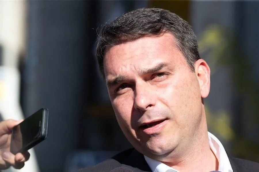 Flávio Bolsonaro diz que “videozinho” dele com Vorcaro pode ser vazado