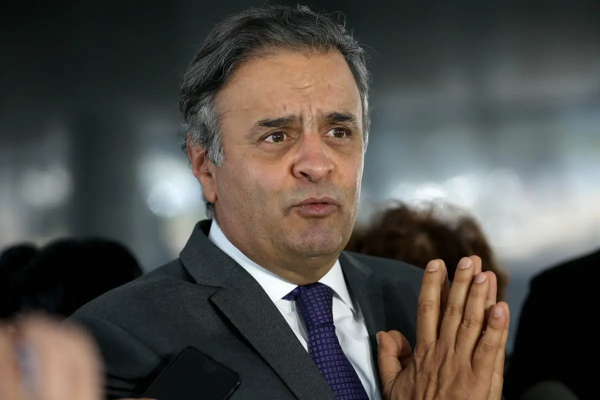 Aécio diz querer ‘PSDB vivo’, mas cita avô: ‘Aventura eu não corro’