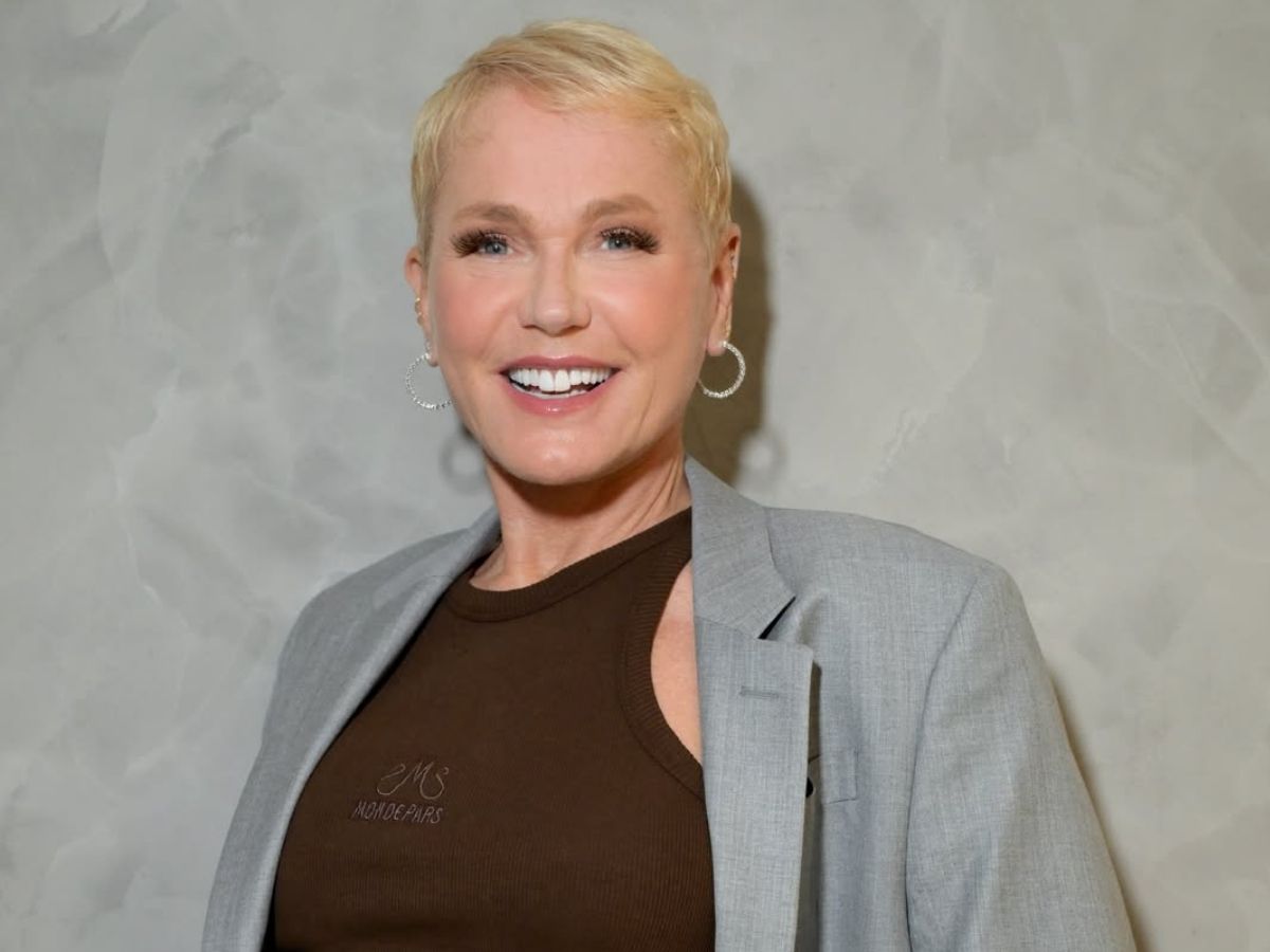 Xuxa comemora resultado de transplante capilar: “Gosto de ter pouquinho cabelo”