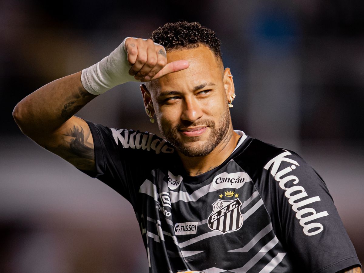 Ex-médico da CBF vê chance de Neymar ser cortado da Copa e questiona diagnóstico do Santos