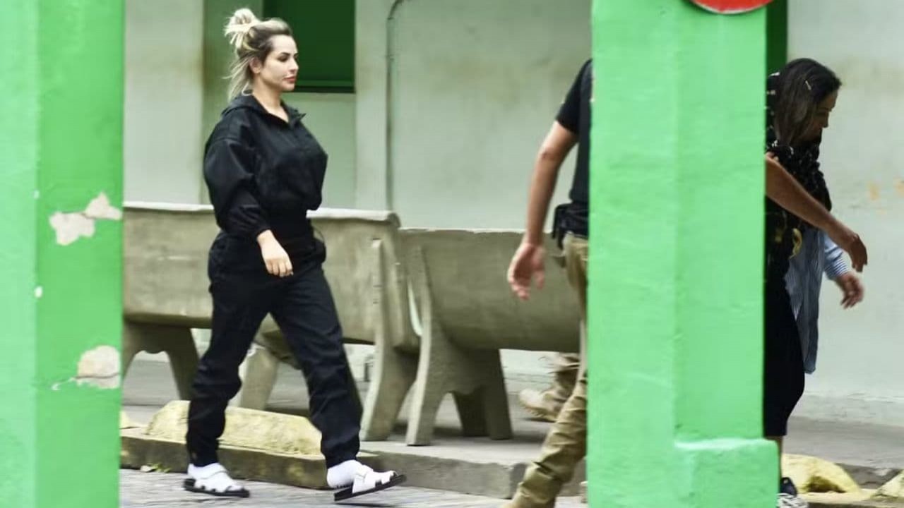Na cadeia, Deolane Bezerra tem atitude polêmica diante da polícia em Tupi Paulista