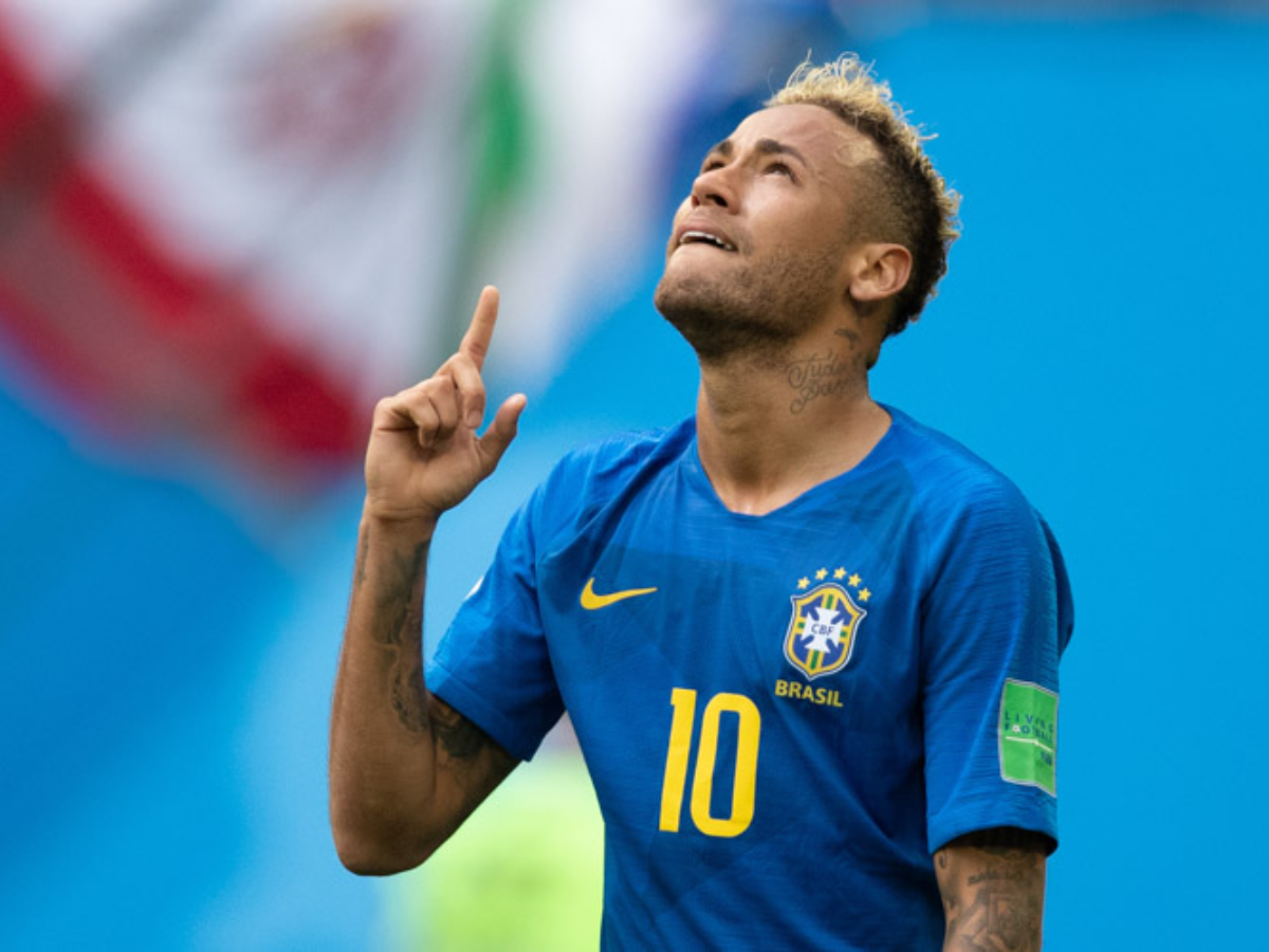 Neymar deixa clínica médica abatido e aumenta tensão sobre permanência na Copa