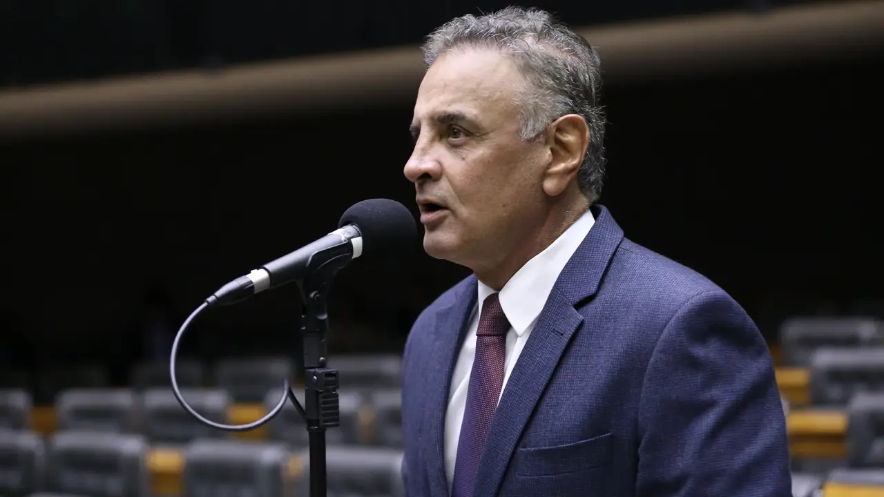 O conselho de Michel Temer a Aécio Neves sobre a disputa ao Planalto