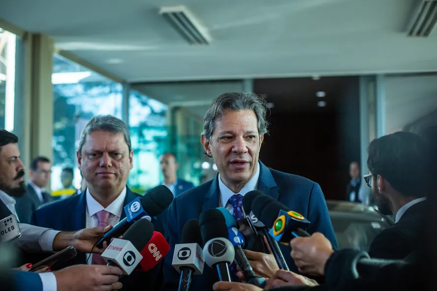 Tarcísio tem 48,3% e Haddad, 36,5% no 2º turno em SP, diz pesquisa
