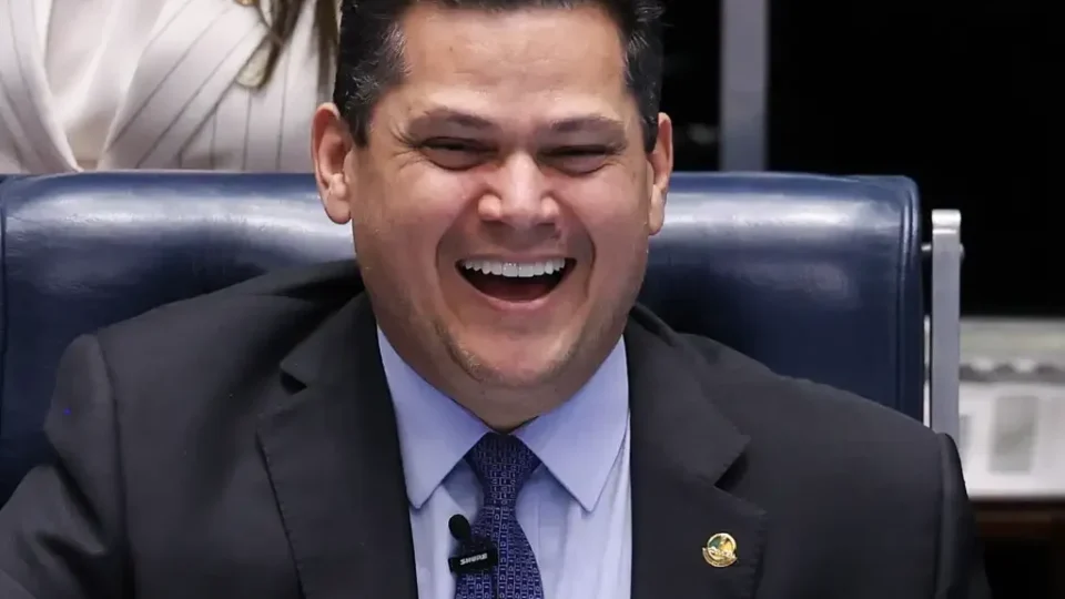 Davi Alcolumbre é criticado por postura em relação à PEC 6×1
