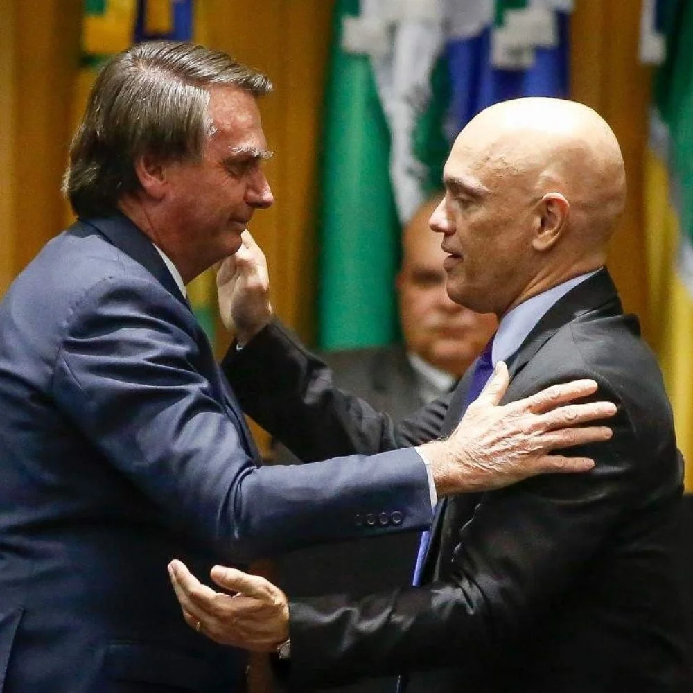 Moraes dá 24 horas para defesa esclarecer arma apreendida de Bolsonaro