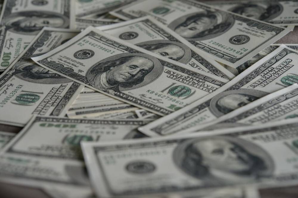 Dólar recua e Ibovespa avança após ação do BC