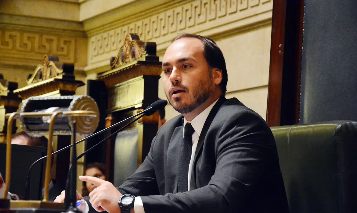 Carlos diz que aliados da direita querem afastar Bolsonaro