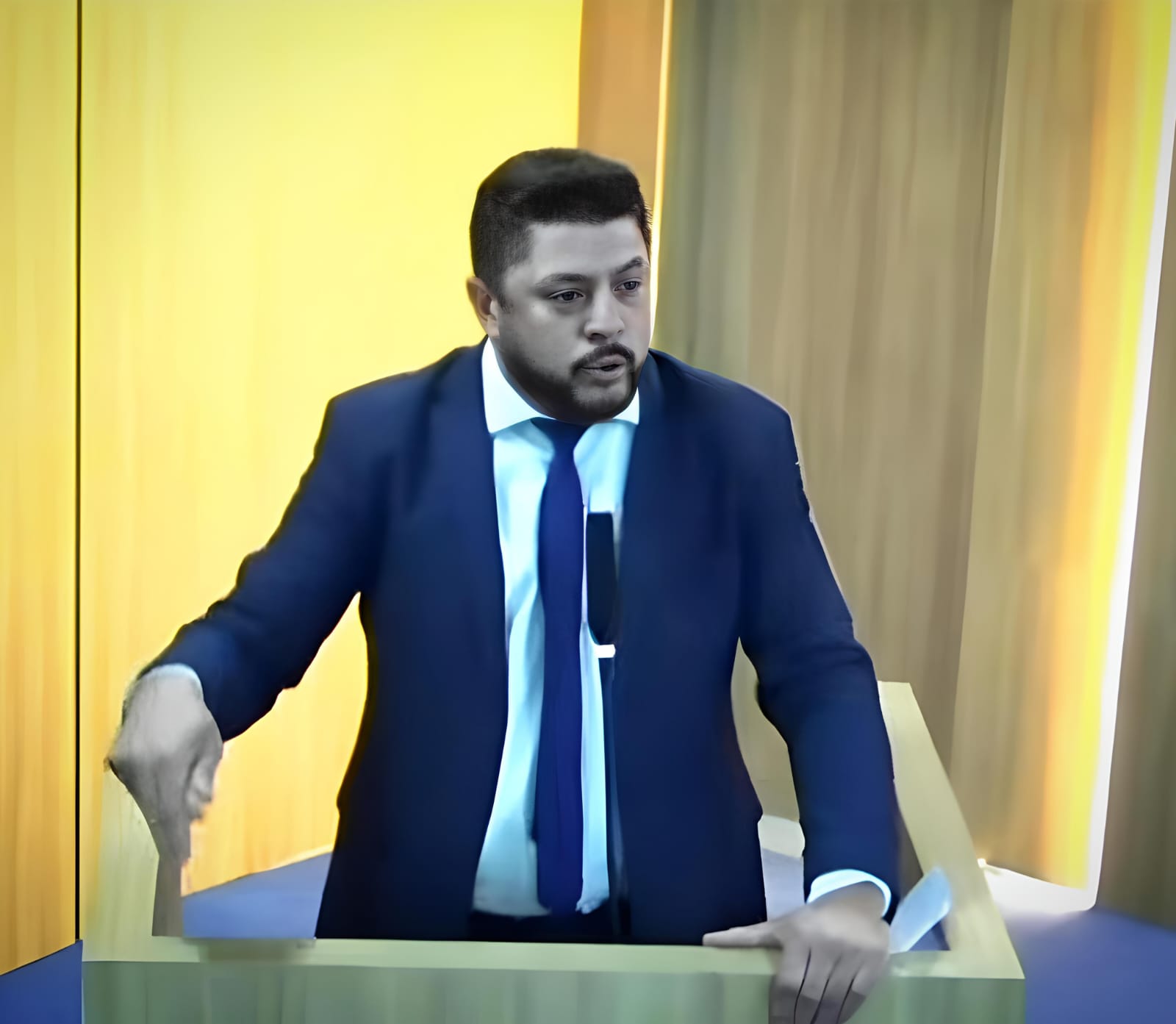 FERRAZ DE VASCONCELOS: Câmara pega fogo após Valtinho do Som chamar Renatinho Se Ligue de “ladrão de cota racial”