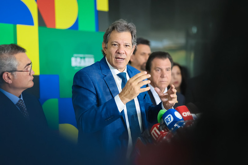 Haddad critica Tarcísio por defender Eduardo Bolsonaro