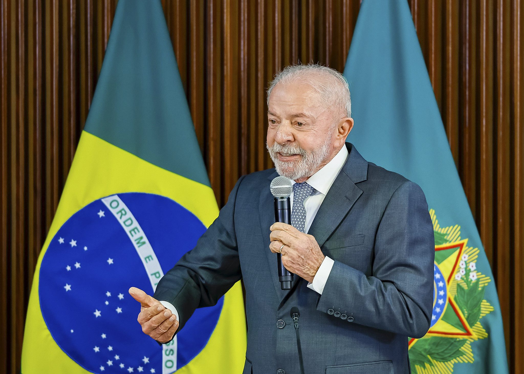Lula tem 48% de imagem positiva e 48% de negativa em pesquisa da CB Global Data
