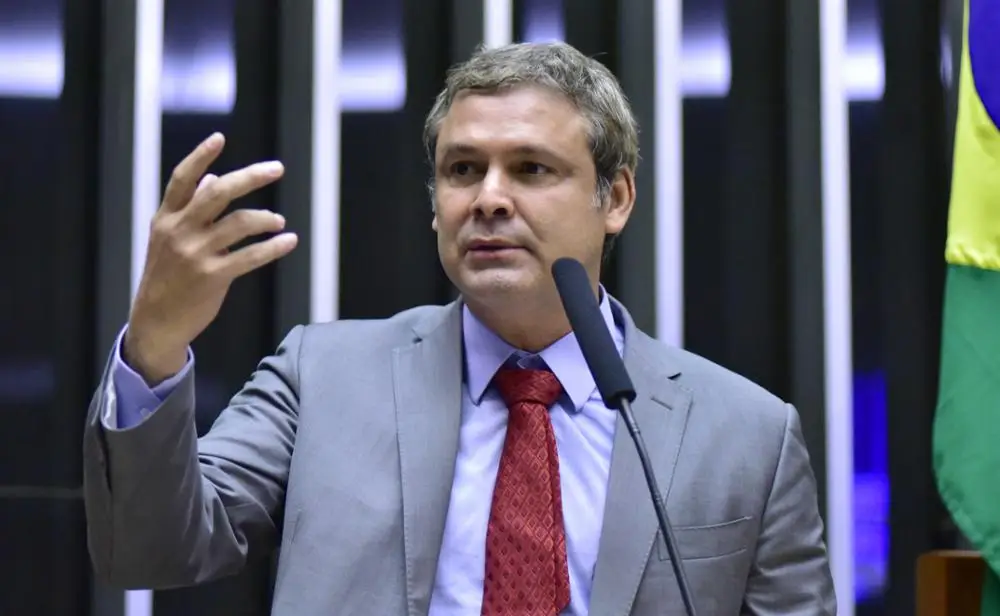 Lindbergh chama Bolsonaros de “vira-latas de Trump”