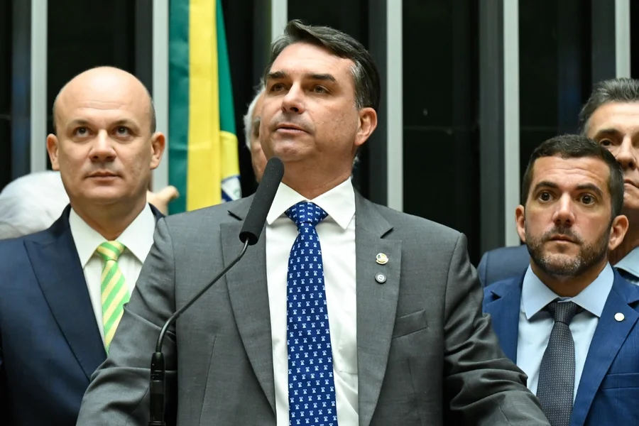 Ainda sem palanque, Flávio Bolsonaro visita MG após encontro com Trump