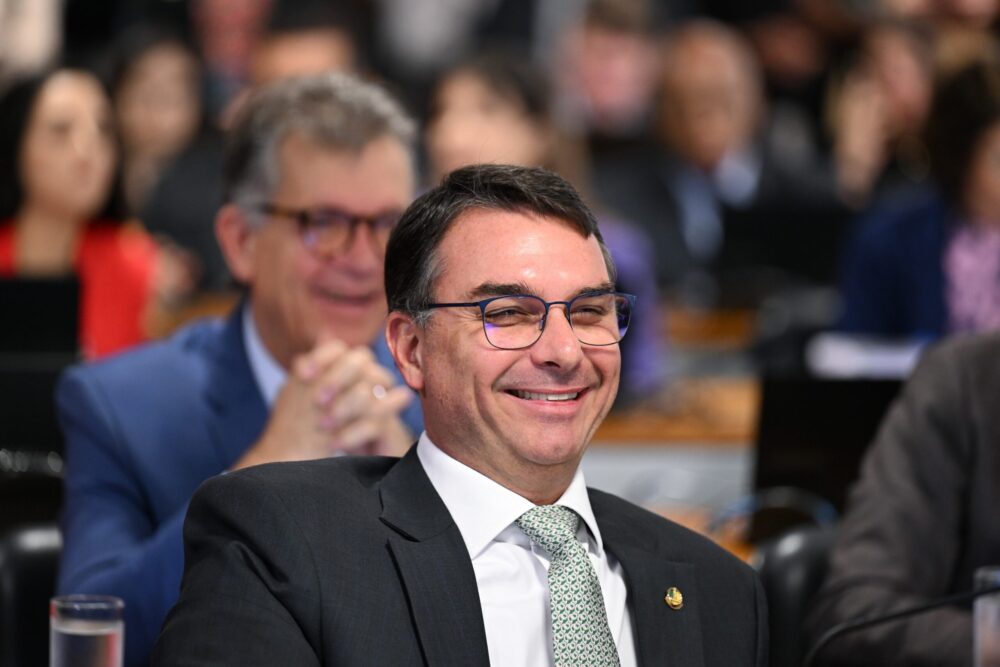 Flávio Bolsonaro deve se reunir com Milei em viagem à Argentina