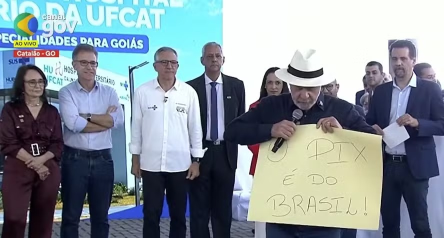 Com faixa em defesa do Pix, Lula diz que novo tarifaço de Trump foi basado numa ‘mentira’: ‘Estou esperando telefonema dele’