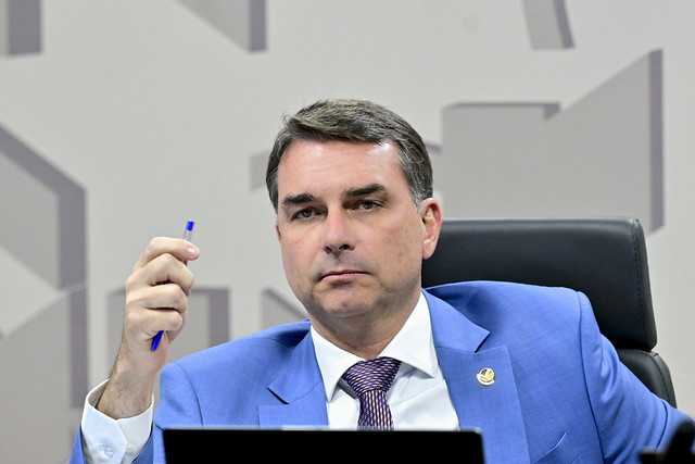 Flávio analisa nomes para vaga de vice