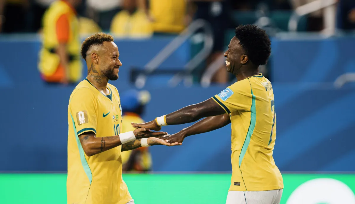 Ancelotti admite que Vinicius Jr e Neymar podem atuar juntos na Seleção