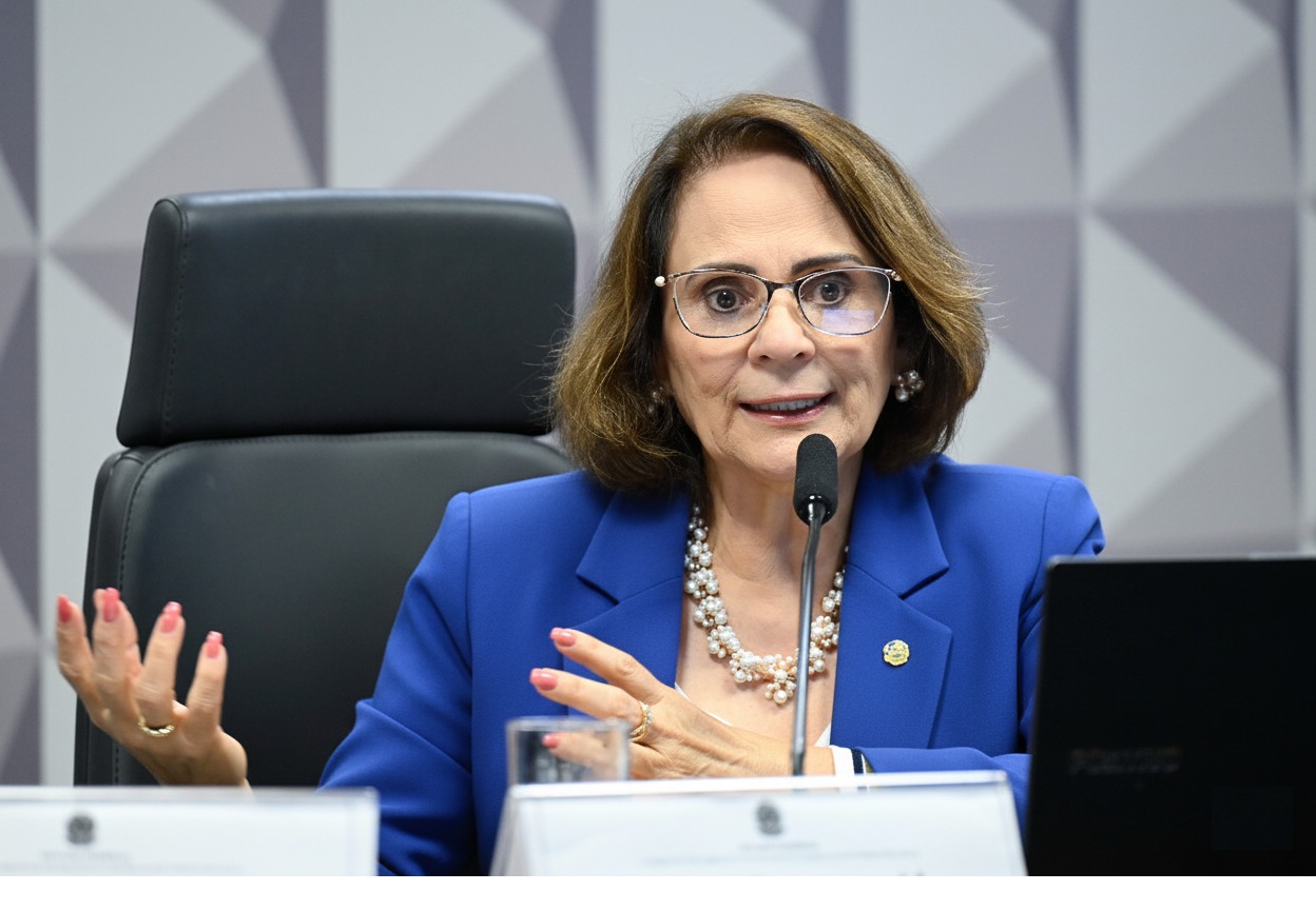 Damares diz que Flávio “ainda” é seu pré-candidato
