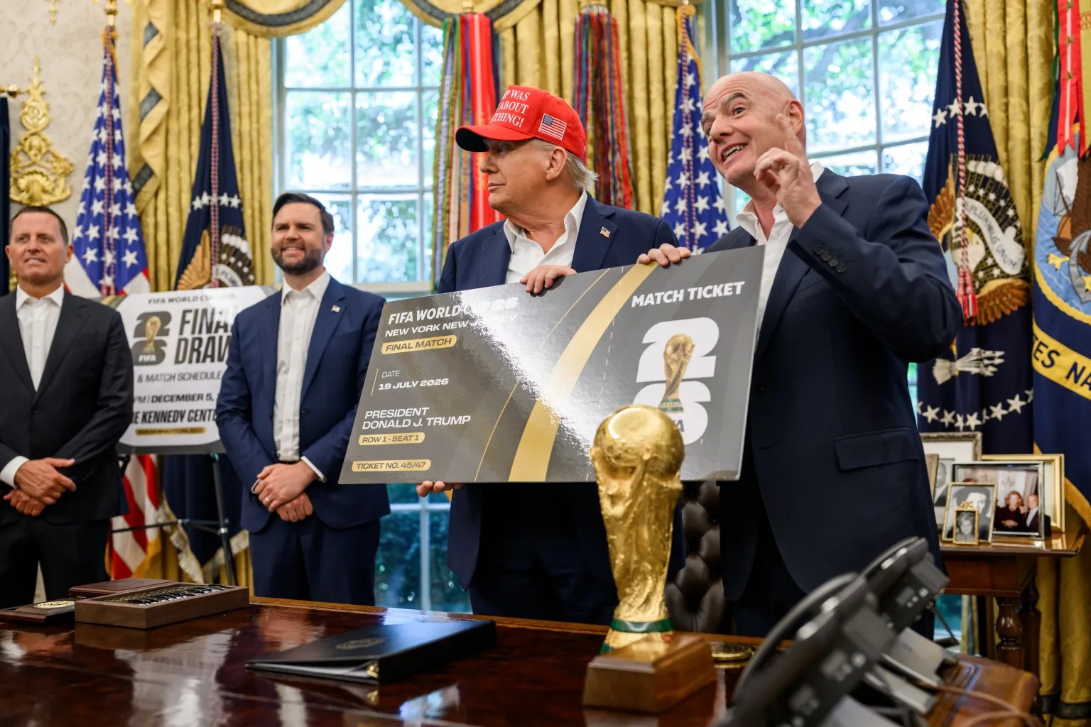 Trump liga para presidente da Fifa após expulsão de atacante dos EUA, e cartão vermelho é revogado