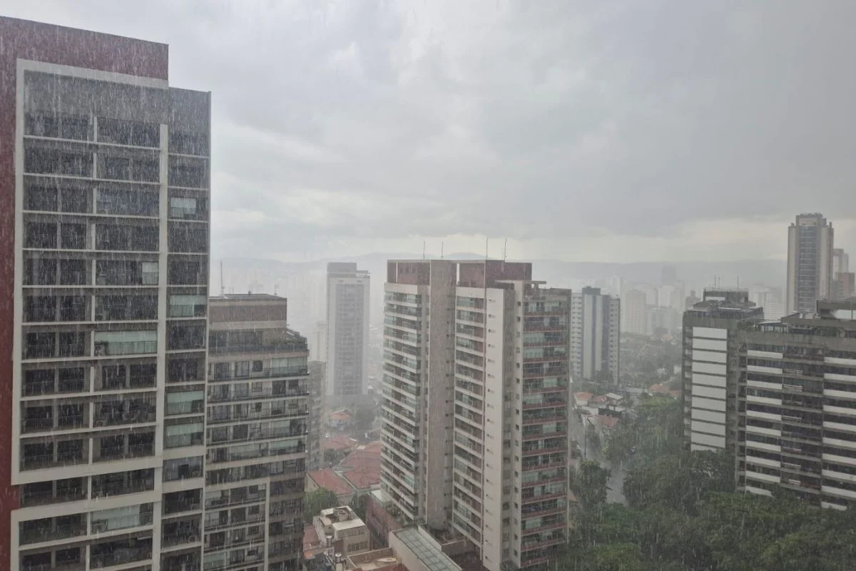 Frente fria derruba temperatura e SP tem risco de tempestades