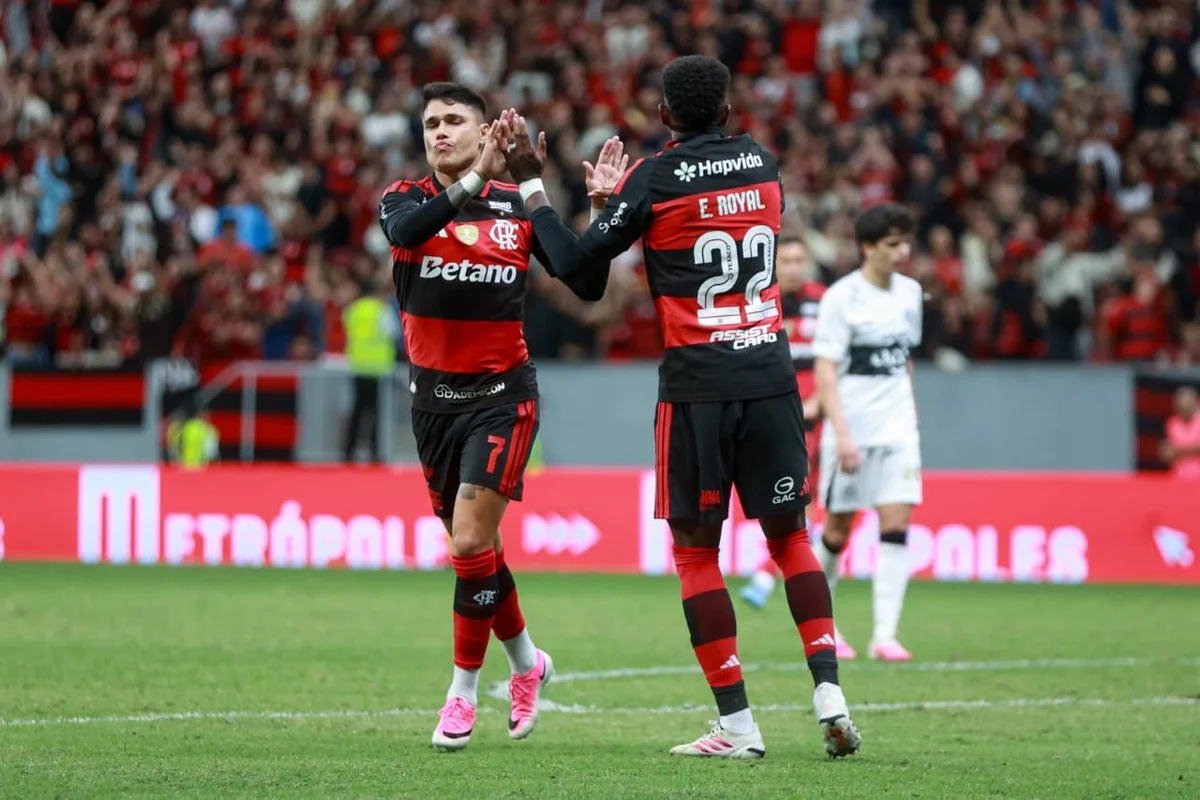 Com chuva de gols, Flamengo vence Olimpia por 4 x 2 em Brasília