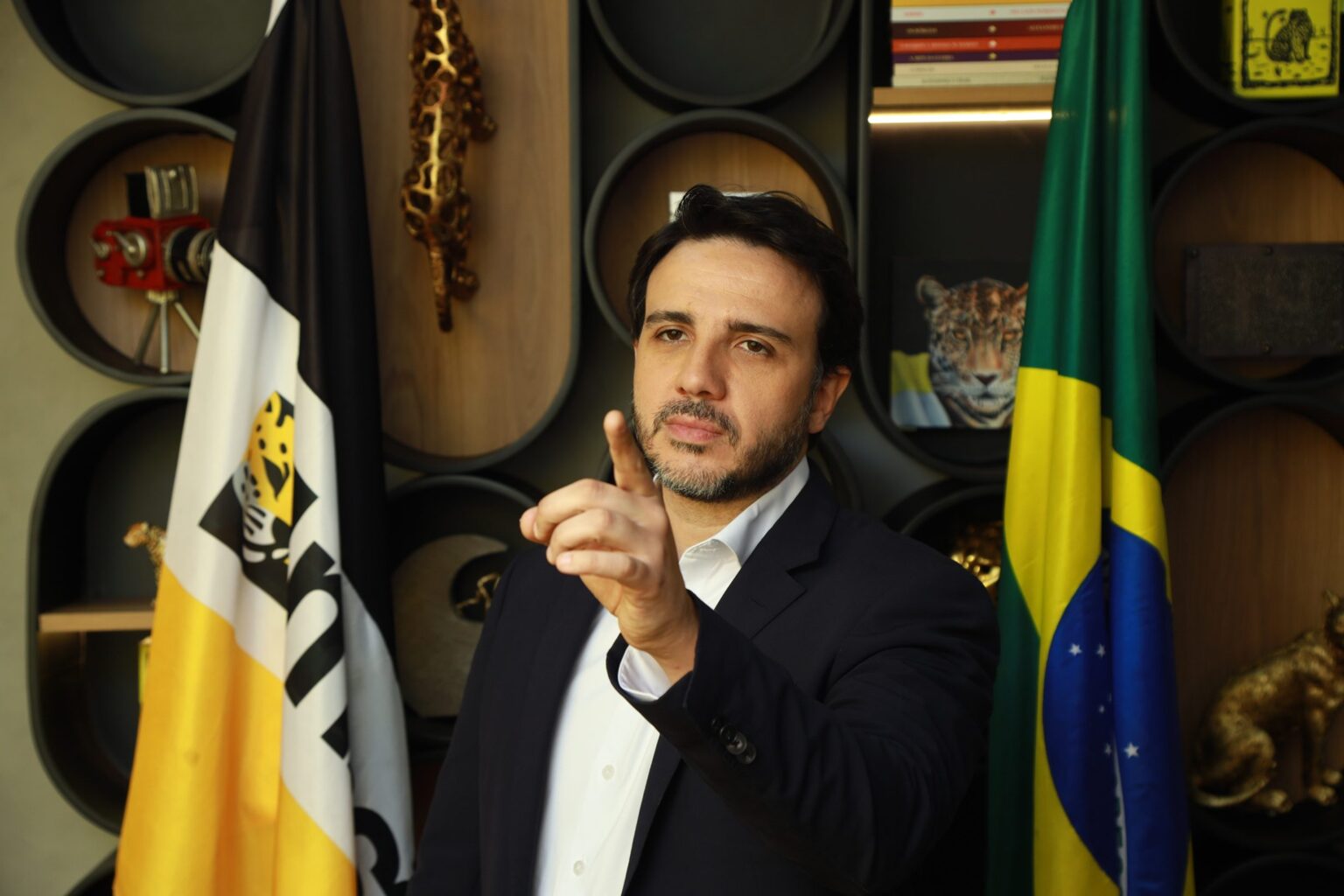 Renan Santos questiona pesquisa da Quaest sobre conhecimento