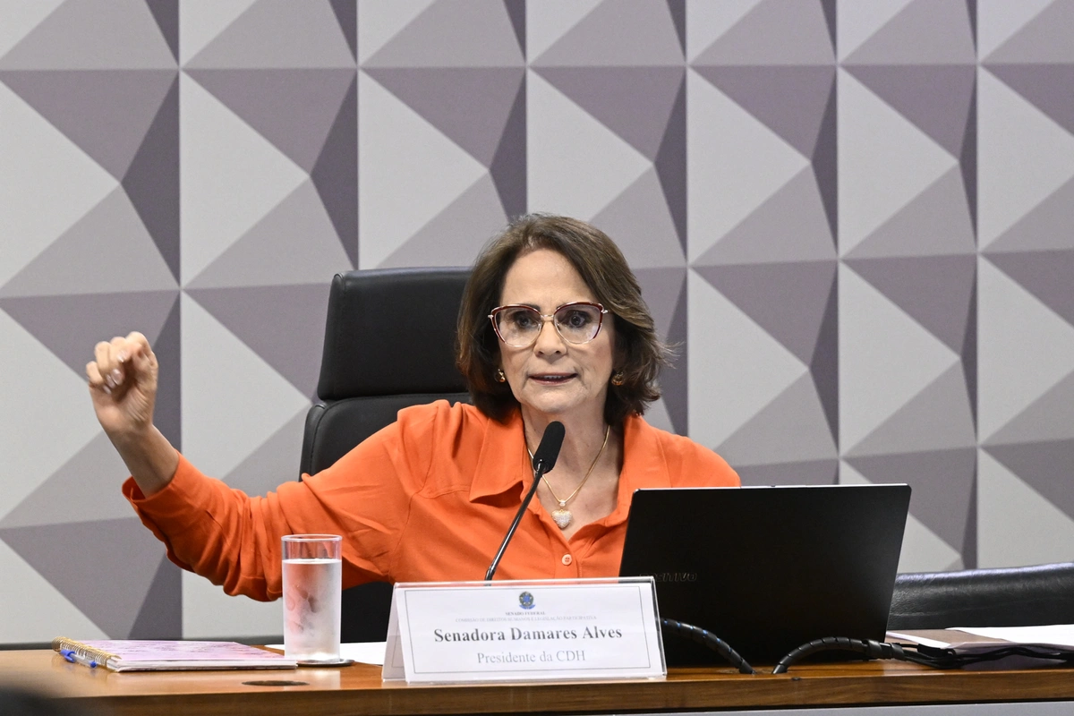 Damares Alves rompe com equipe de Flávio Bolsonaro e cita ataques da própria direita