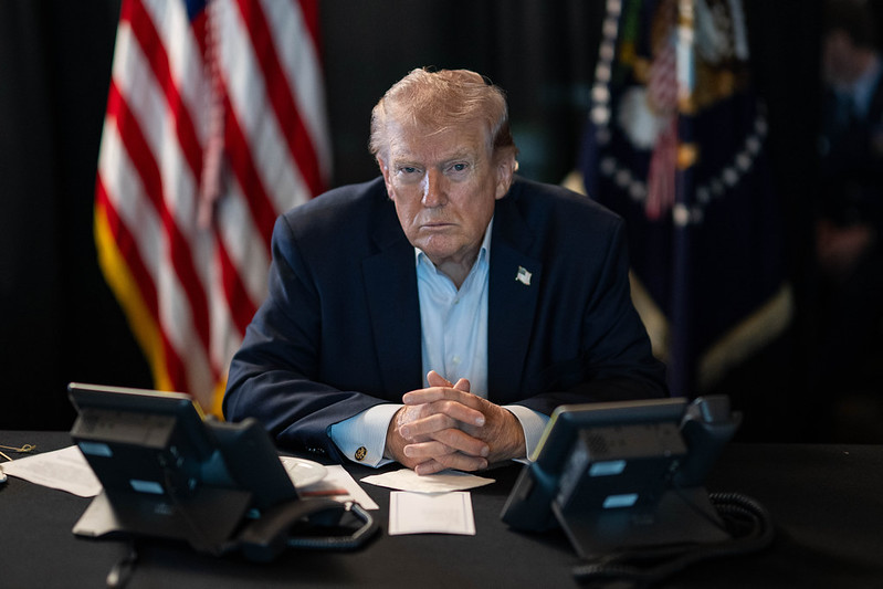Trump manda repórter da CNN se calar durante coletiva na Casa Branca