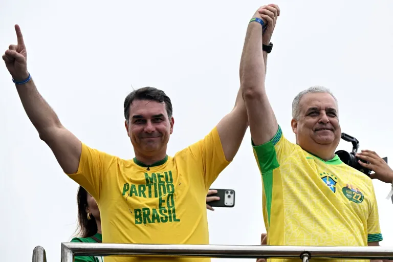 Otimista com pesquisas, campanha de Flávio aposta em congelamento da disputa com Lula