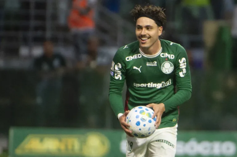 Palmeiras goleia o Vasco e volta a abrir vantagem na ponta do Brasileirão