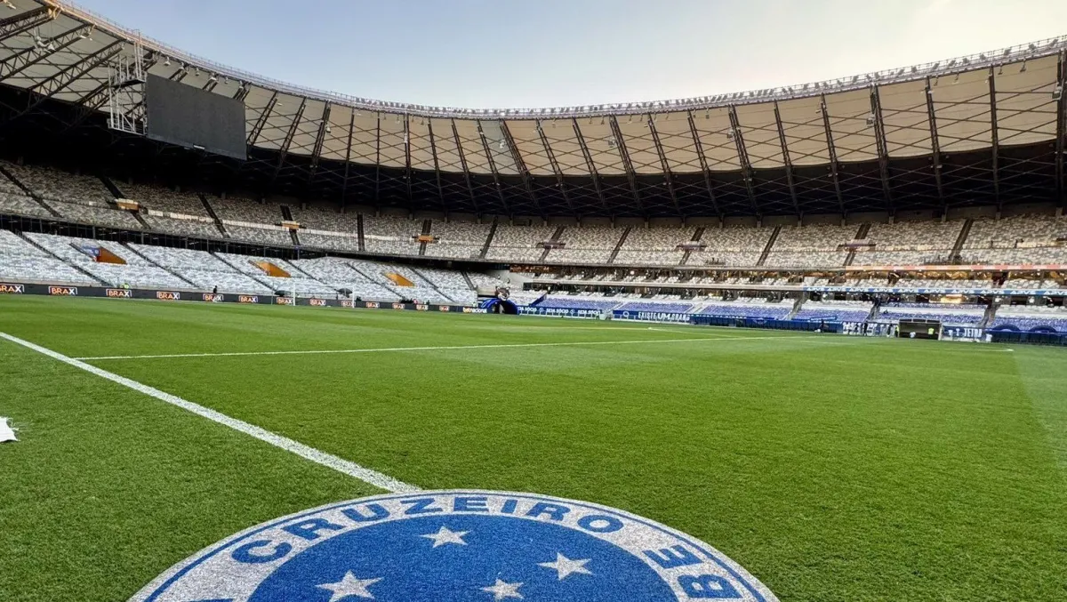 Bola do gol de mão de Maradona na Copa de 1986 é leiloada por R$ 17 milhões