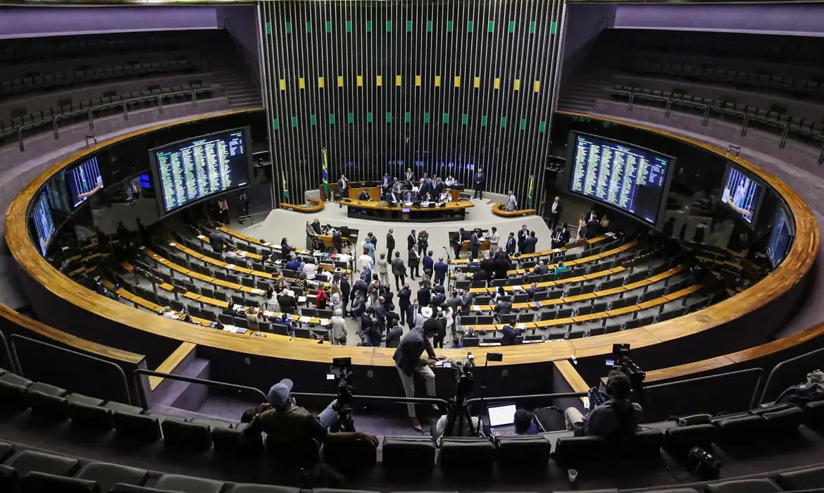 Na Câmara, deputados nem se importam com jornada: eles cumprem escala ‘6 por 44’
