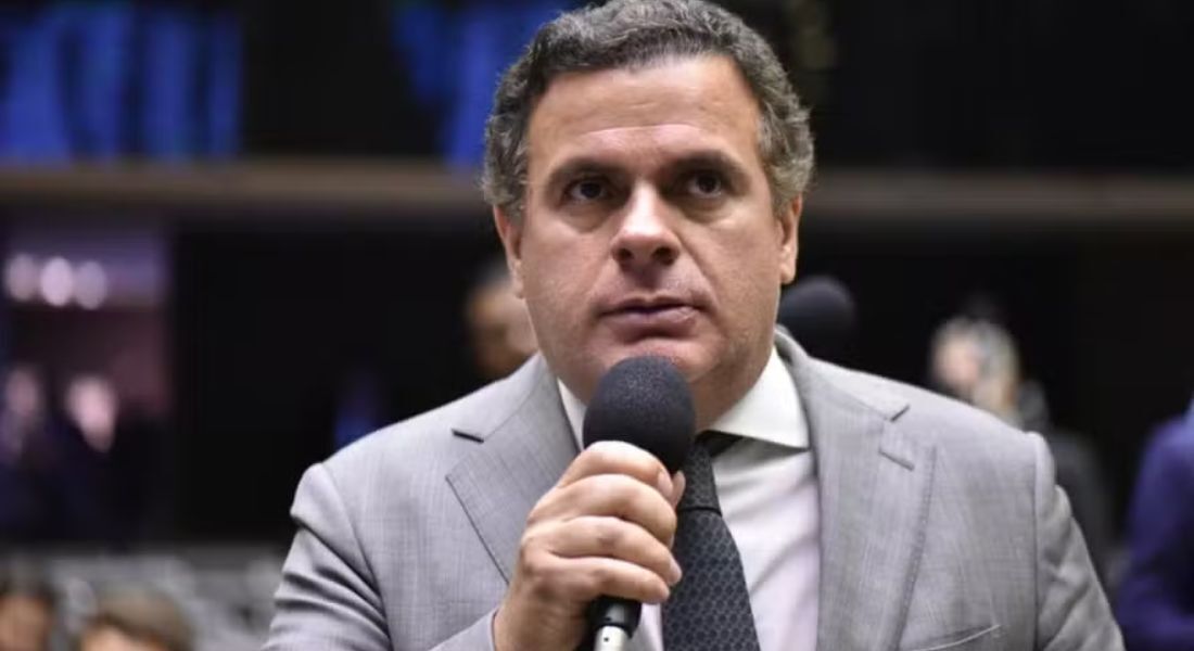 Deputado do PL se desculpa por subir em palanque petista na Bahia