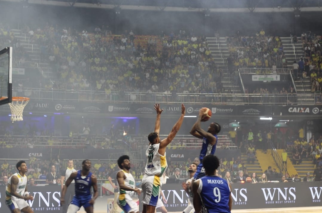 Brasil sofre apagão no Nilson Nelson e perde a perde a primeira nas Eliminatórias