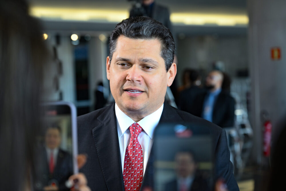 Alcolumbre evita prazo para votar fim da escala 6×1 e diz que ouvirá senadores