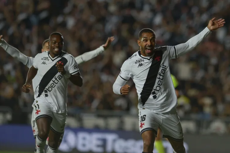 Vasco sai atrás, mas transforma revés em goleada e vai às quartas da Sul-Americana