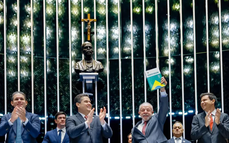 Com presença de Lula, Congresso promulga o fim da escala 6×1
