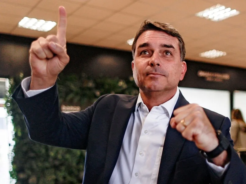 Flávio Bolsonaro foi embora para os EUA. Avião em voo