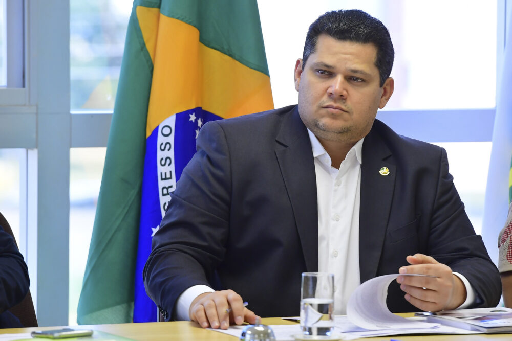 Alcolumbre estende plano de ex-senadores a filhos e dependentes