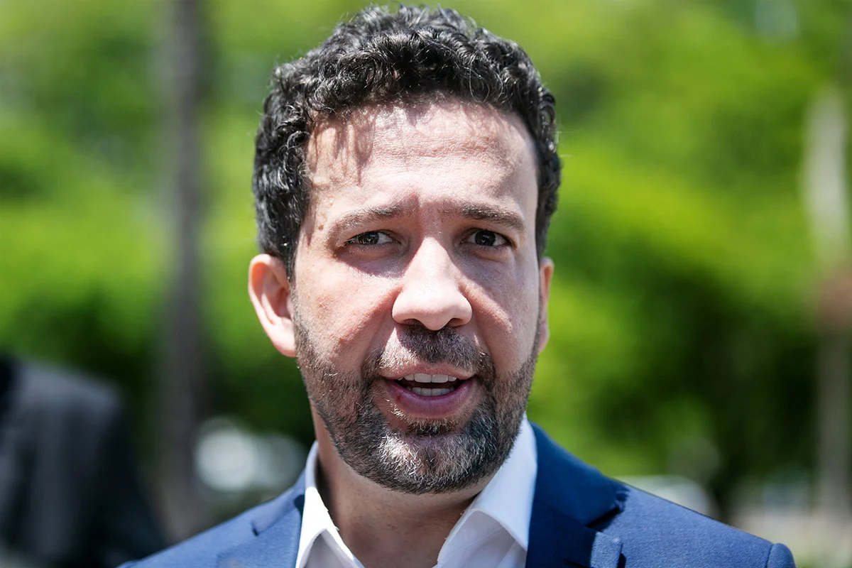 Janones diz que “Lula está reeleito” após canal bater 7 milhões de membros