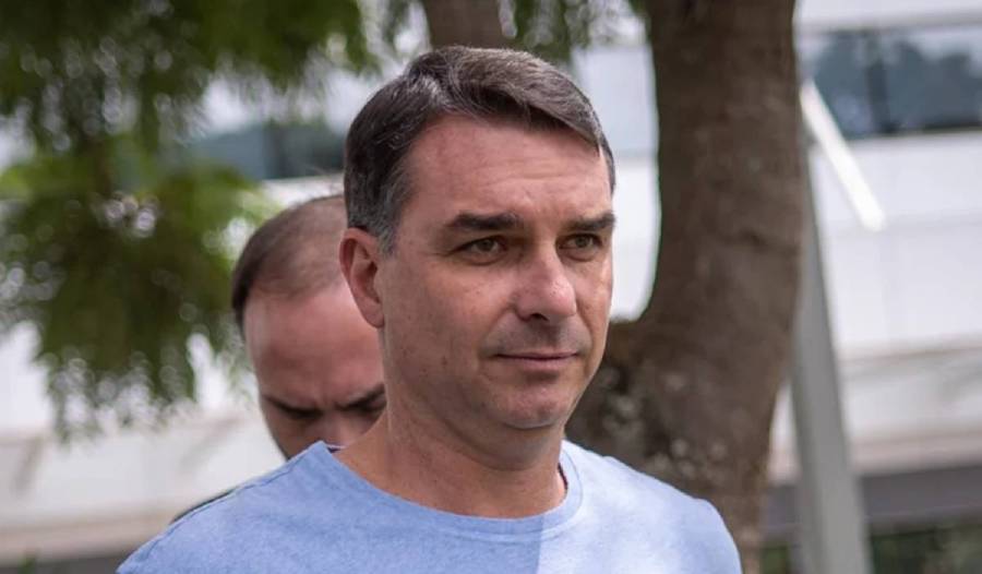 Flávio Bolsonaro recua e confirma participação em debate da Band