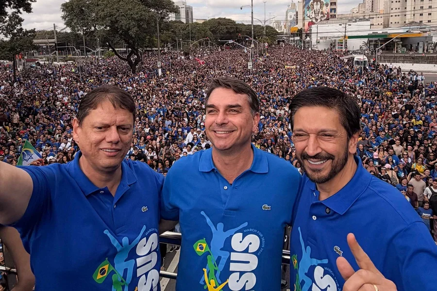 Tarcísio e Nunes mobilizam aliados em SP para campanha de Flávio Bolsonaro