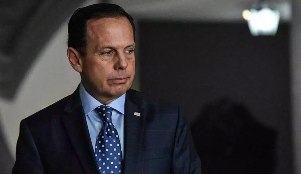 Desafeto de Jair, João Doria anuncia apoio a Flávio: “Aprendi a perdoar”
