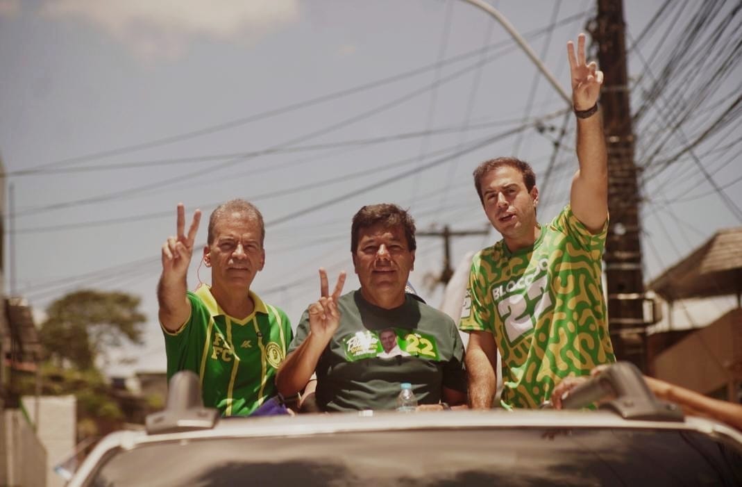 Mendonça lidera carreata gigante de Flávio na Zona Norte do Recife, ao lado de Feitosa e Gilson Filho