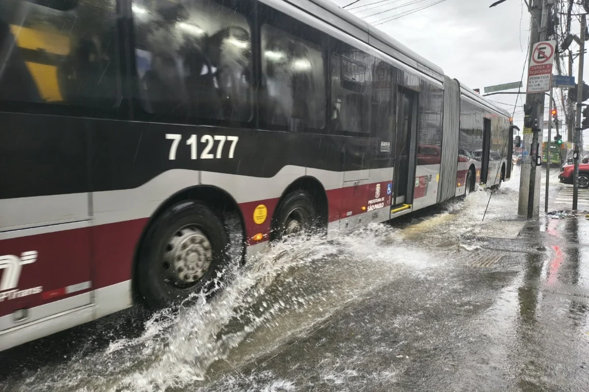 Chuva forte coloca parte de São Paulo em estado de atenção para alagamento
