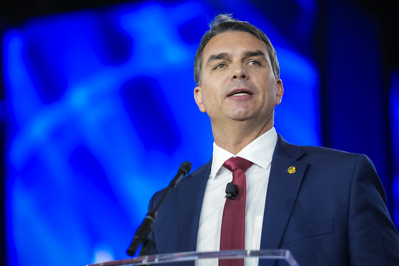 Flávio nega nomeação de Eduardo e Jair Bolsonaro