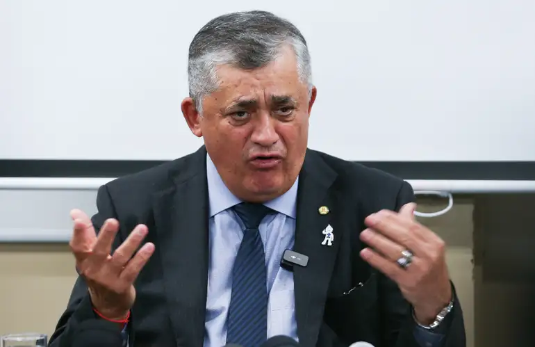 Guimarães acusa Nunes Marques de favorecer campanha de Flávio