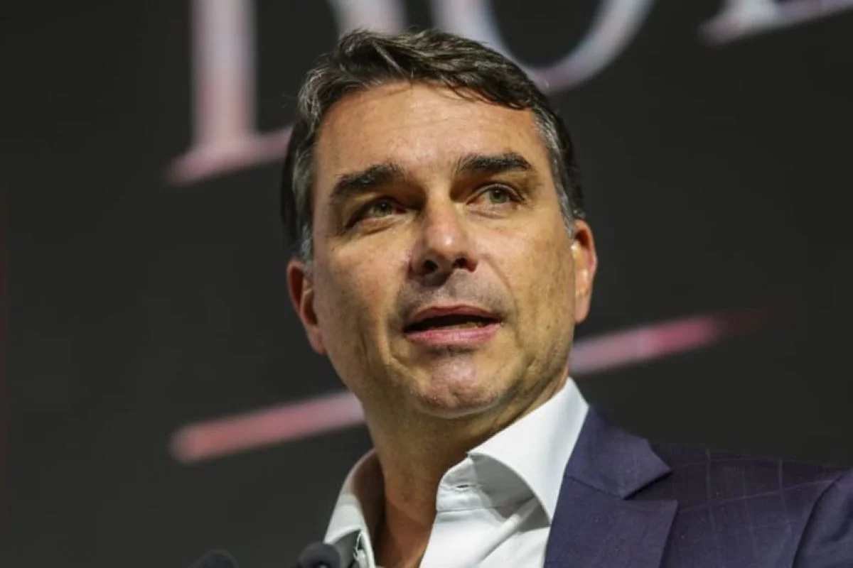 Campanha de Flávio Bolsonaro discute mudança de estratégia para debate na Globo